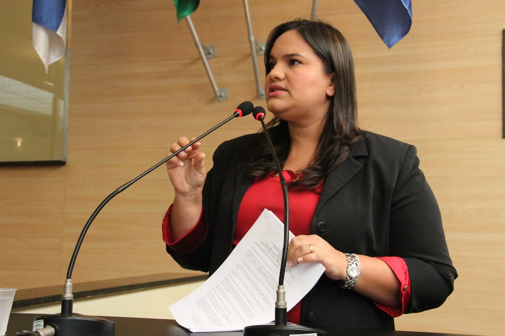Michele Collins faz um alerta sobre abordagem das religiões nas escolas do Recife