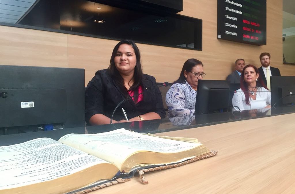 Vereadora Missionária Michele Collins preside sessão plenária no Dia da Mulher