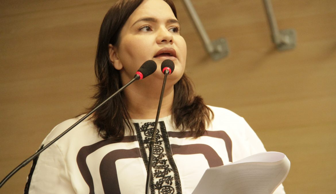 Vereadora Michele Collins faz críticas à exposição Tramações da UFPE