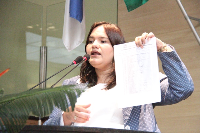 Michele Collins apresenta voto de repúdio à exposição Tramações na Câmara do Recife