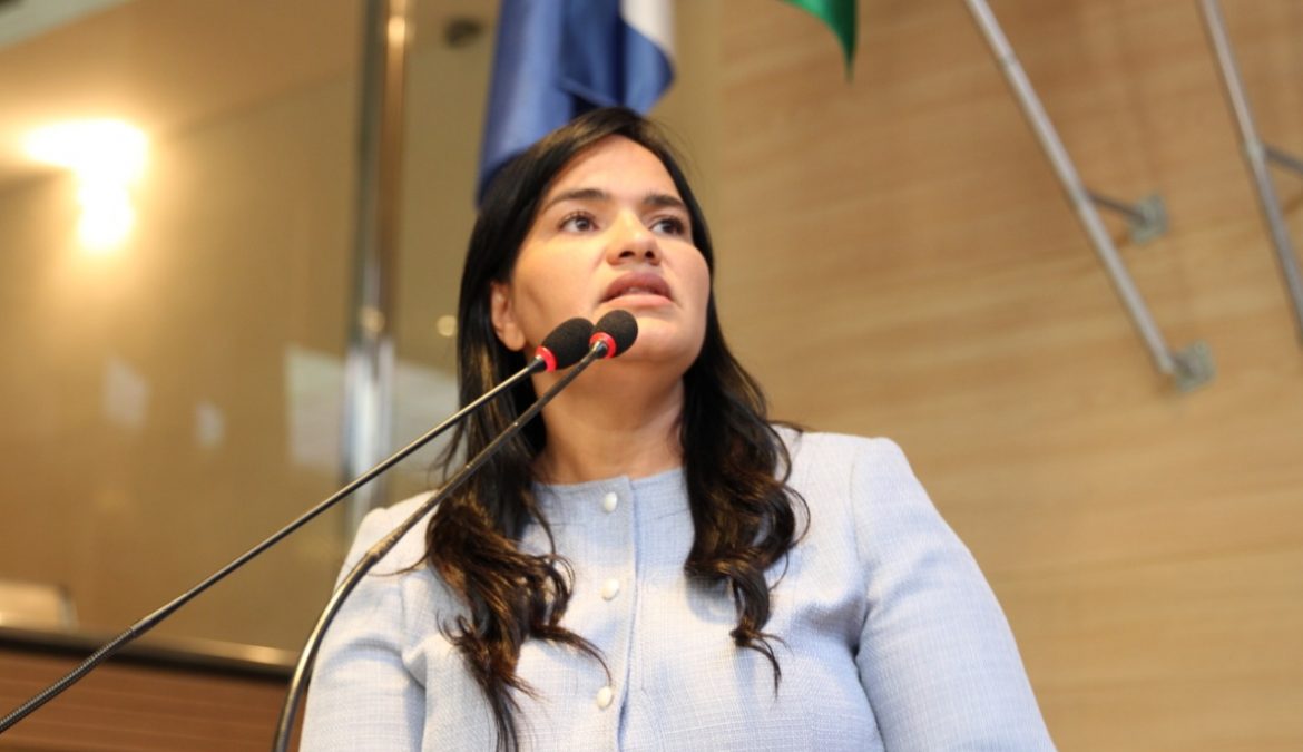 Michele Collins discute requerimentos de sua autoria